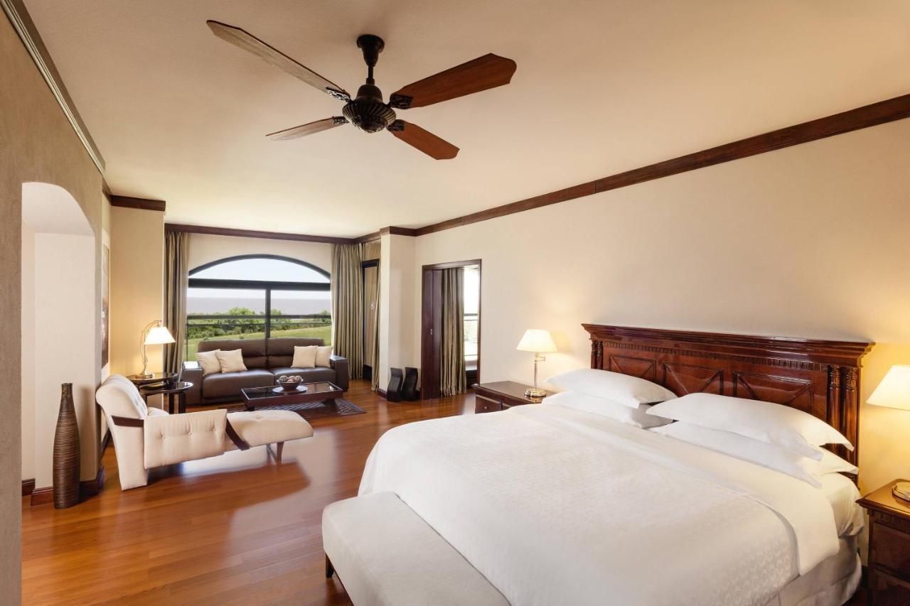 Sheraton Colonia Golf & Spa Resort Colonia del Sacramento Extérieur photo A guest room at the Four Seasons Hotel