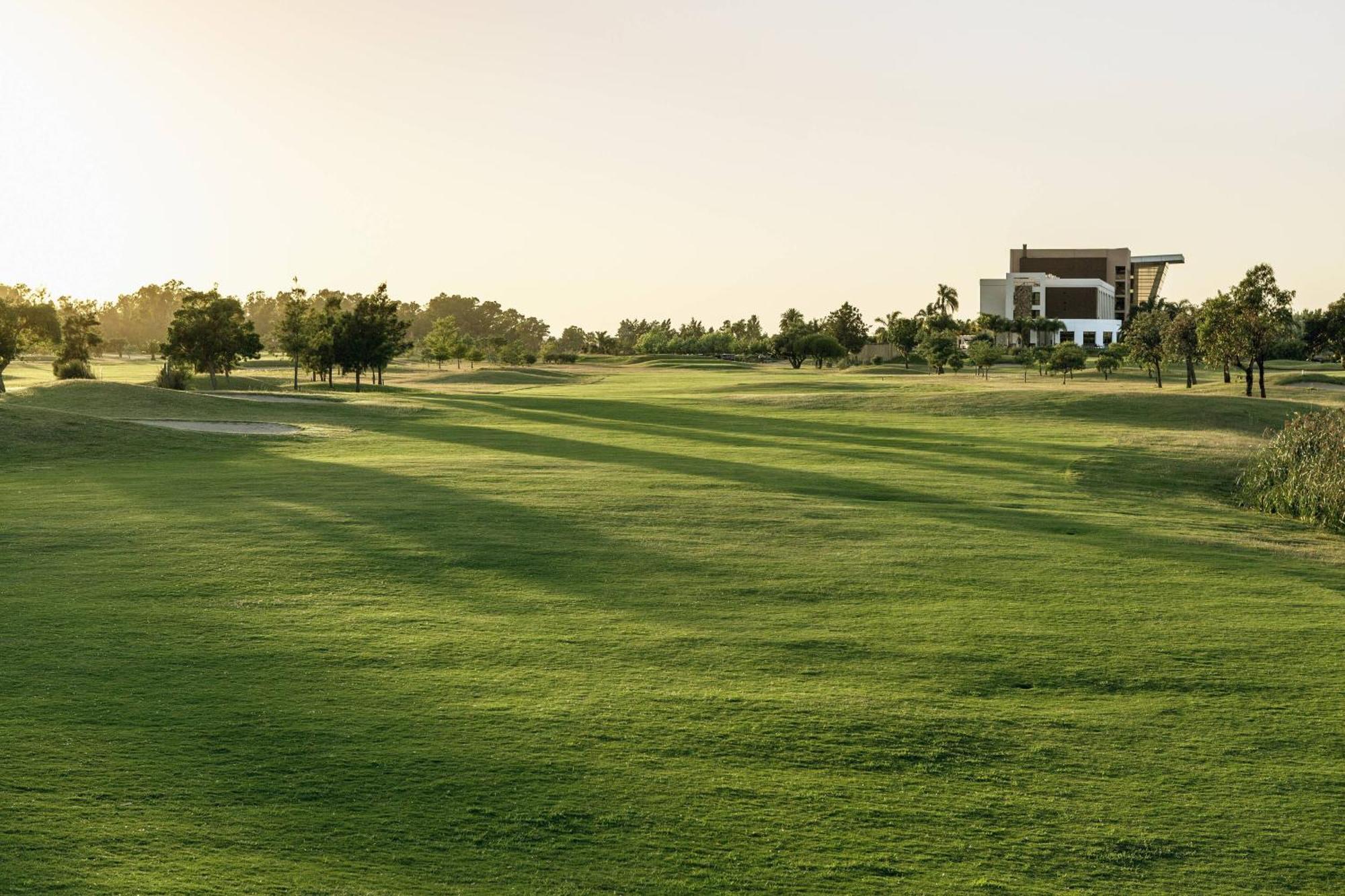 Sheraton Colonia Golf & Spa Resort Colonia del Sacramento Extérieur photo A view of the golf course at the University of Texas at San Antonio