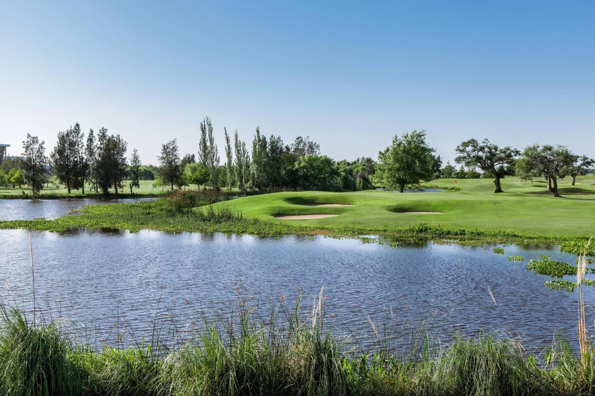 Sheraton Colonia Golf & Spa Resort Colonia del Sacramento Extérieur photo Golf course in the city