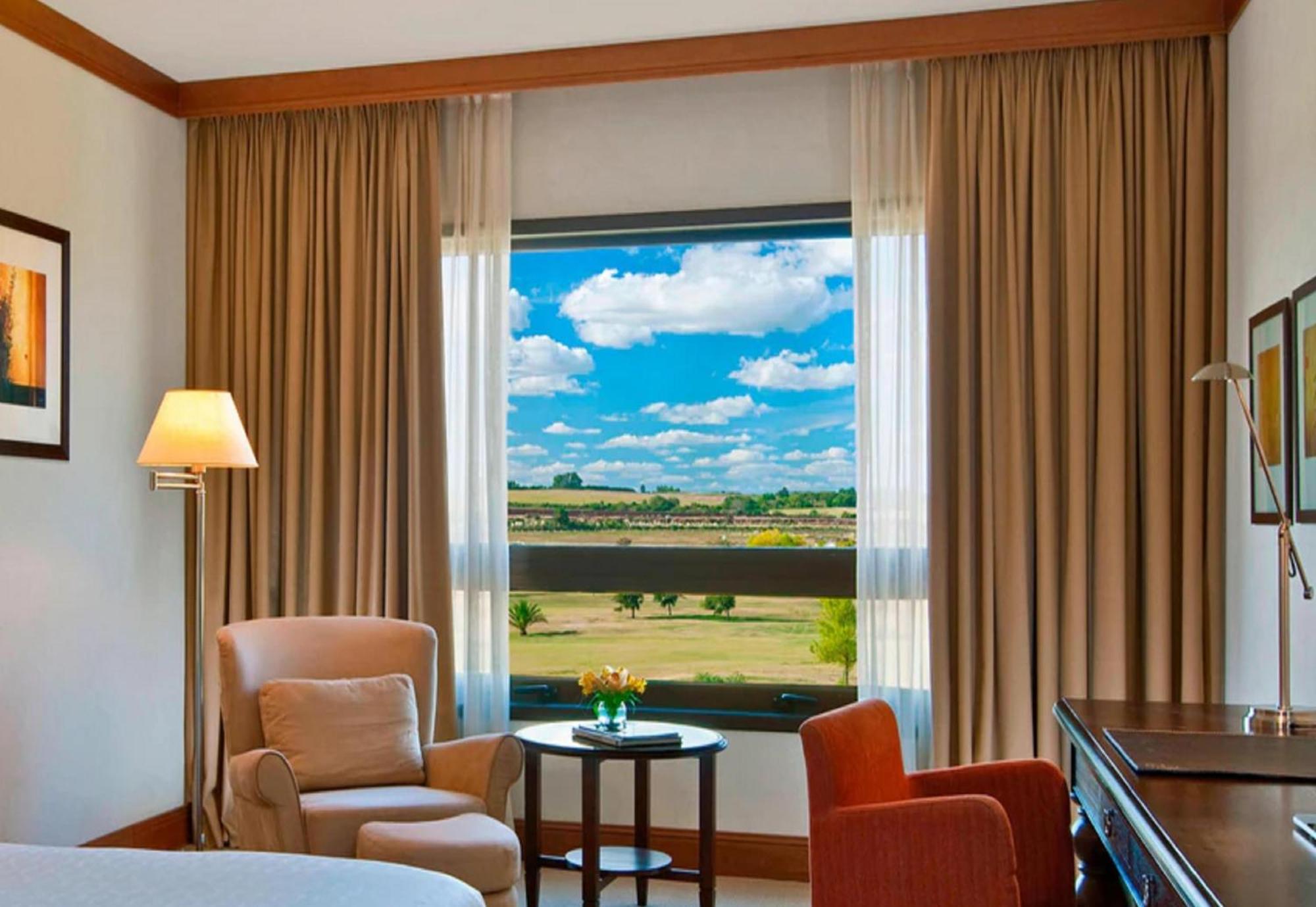 Sheraton Colonia Golf & Spa Resort Colonia del Sacramento Extérieur photo A room at the hotel