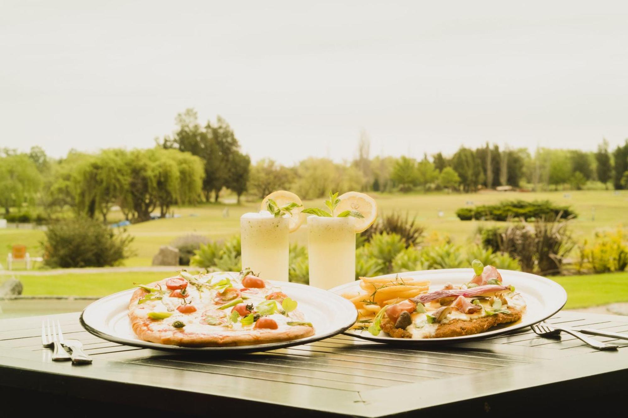 Sheraton Colonia Golf & Spa Resort Colonia del Sacramento Extérieur photo A view of the golf course from the restaurant