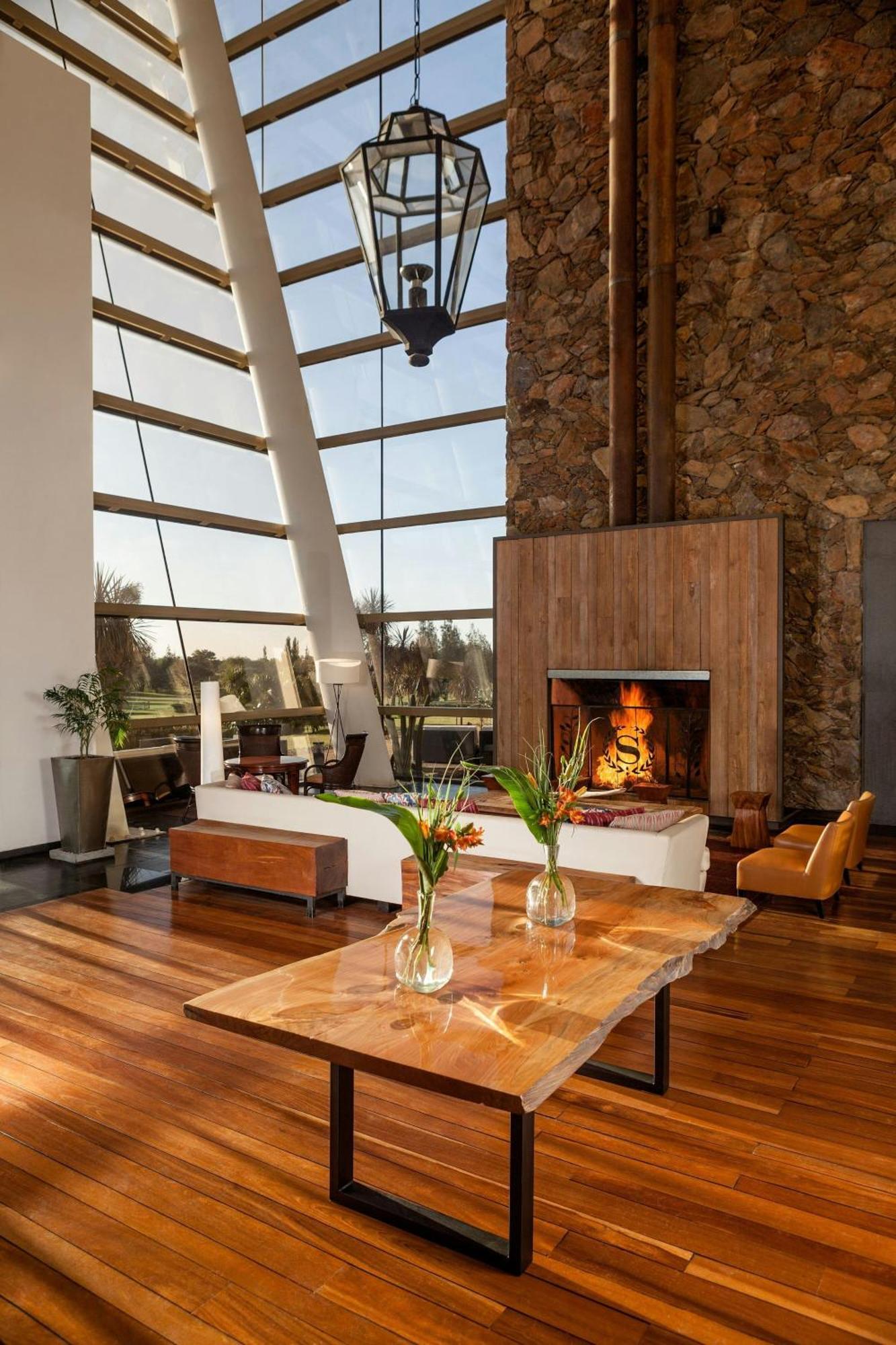 Sheraton Colonia Golf & Spa Resort Colonia del Sacramento Extérieur photo Interior of the clubhouse