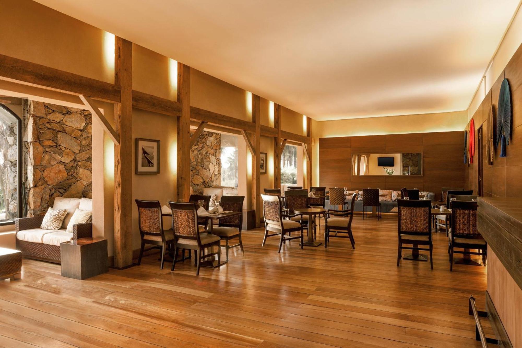 Sheraton Colonia Golf & Spa Resort Colonia del Sacramento Extérieur photo The restaurant at the hotel