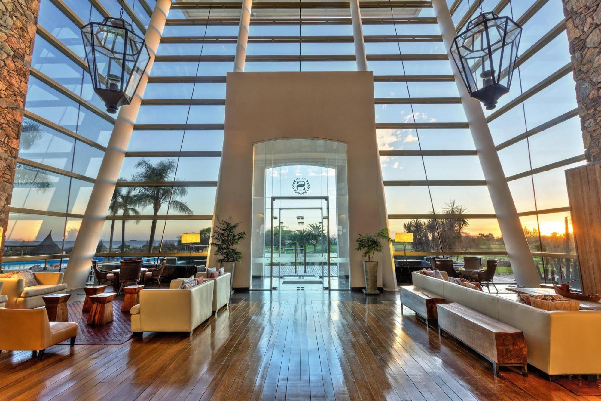 Sheraton Colonia Golf & Spa Resort Colonia del Sacramento Extérieur photo The interior of the airport's VIP lounge