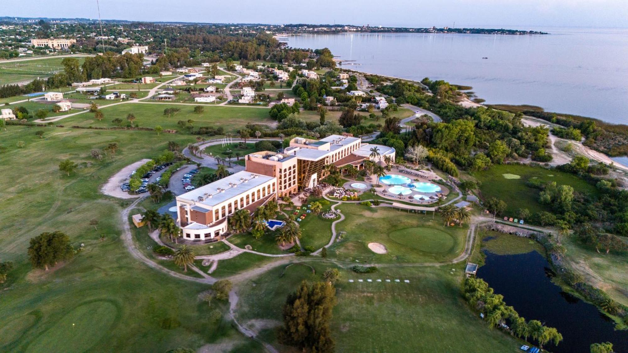 Sheraton Colonia Golf & Spa Resort Colonia del Sacramento Extérieur photo Aerial view of the hotel